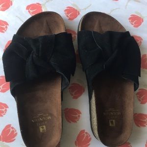 White Mountain Black Leather Sandals